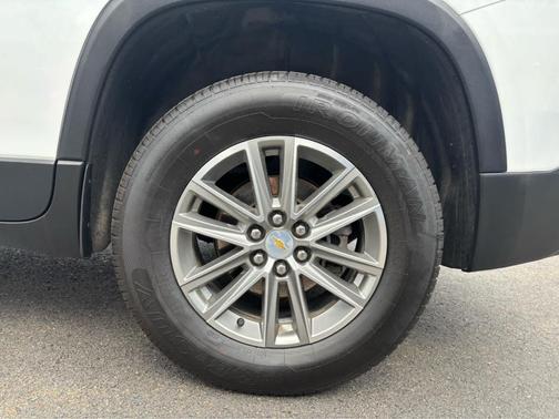 Summit White 2023 Chevrolet Traverse LT Cloth