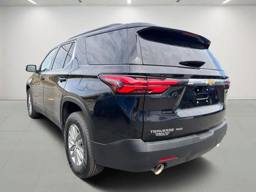 Mosaic Black Metallic 2023 Chevrolet Traverse LT Cloth