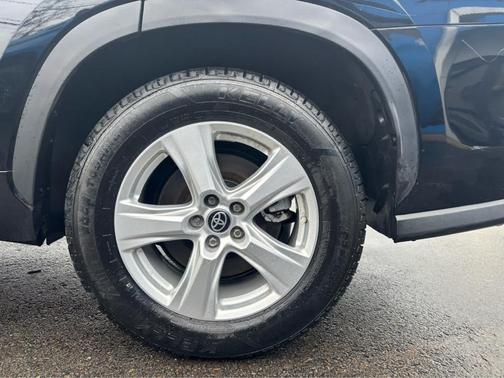 Midnight Black Metallic 2023 Toyota Highlander LE