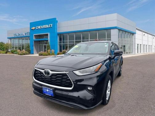 Midnight Black Metallic 2023 Toyota Highlander LE