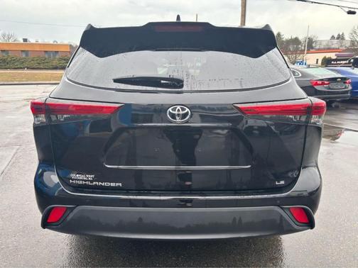 Midnight Black Metallic 2023 Toyota Highlander LE
