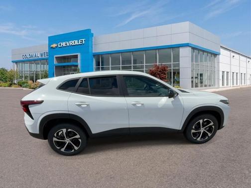 Summit White 2026 Chevrolet Trax 1RS
