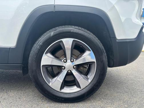 Bright White Clearcoat 2019 Jeep Cherokee Limited