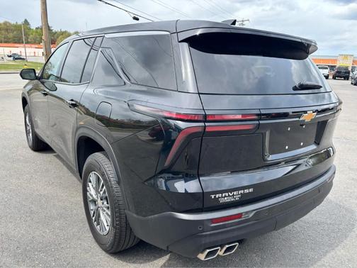 Mosaic Black Metallic 2024 Chevrolet Traverse LS
