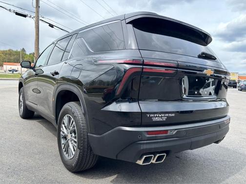 Mosaic Black Metallic 2024 Chevrolet Traverse LS