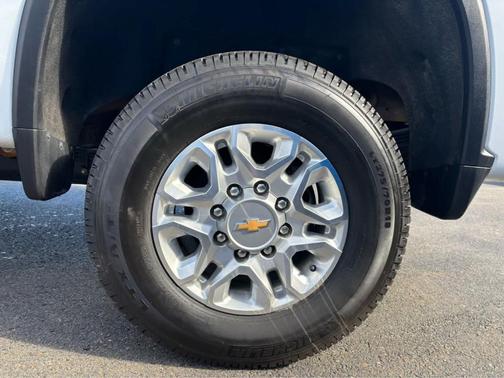 Summit White 2025 Chevrolet Silverado 2500 LT