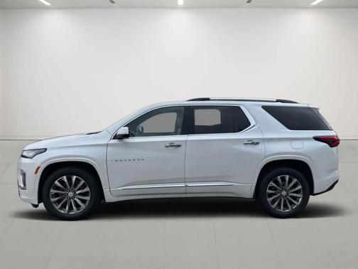 Iridescent Pearl Tricoat 2023 Chevrolet Traverse Premier