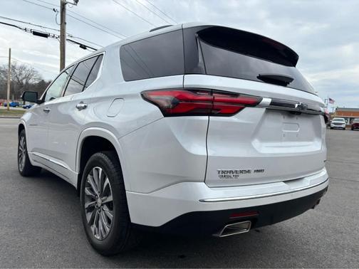 Iridescent Pearl Tricoat 2023 Chevrolet Traverse Premier