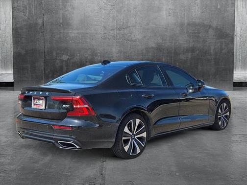 2022 Volvo S60 T5 Momentum