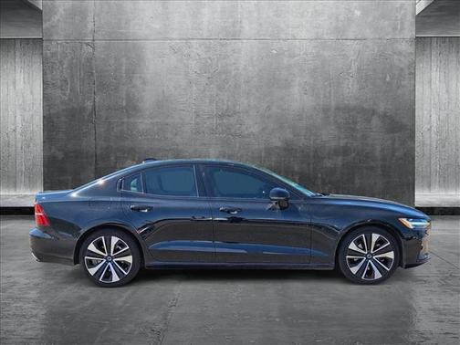 2022 Volvo S60 T5 Momentum
