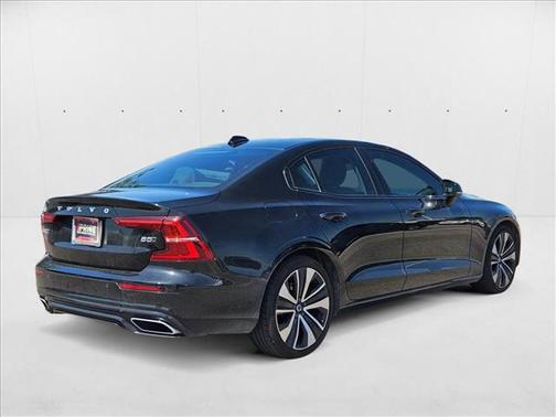 2022 Volvo S60 T5 Momentum