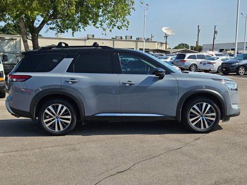 2022 Nissan Pathfinder Platinum 2WD