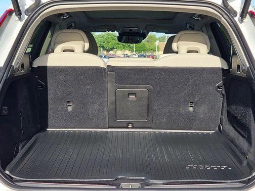 White 2018 Volvo XC60 T5 Momentum