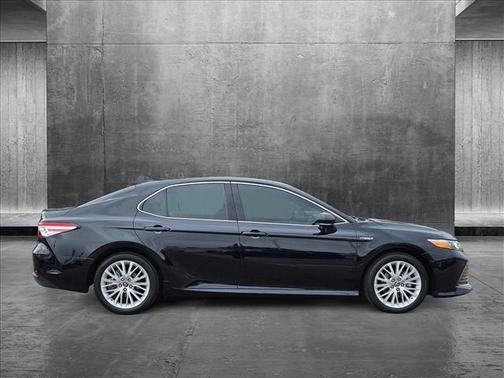 2020 Toyota Camry Hybrid XLE