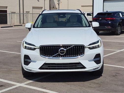 Crystal White Metallic 2023 Volvo XC60 B5 Core