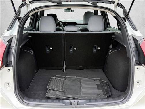 Aspen White Tricoat/Super Black 2024 Nissan Kicks SR