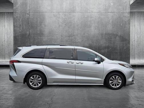 2021 Toyota Sienna XLE 8 Passenger