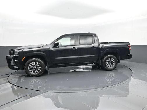 Black 2022 Nissan Frontier SV