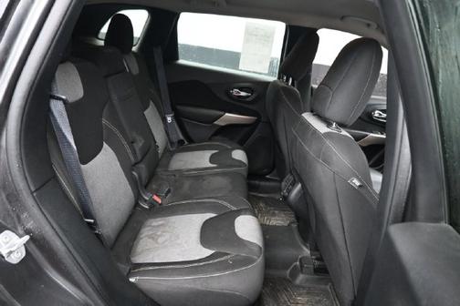 Granite Crystal Metallic Clearcoat 2017 Jeep Cherokee Sport
