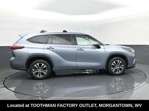 Moon Dust 2023 Toyota Highlander XLE