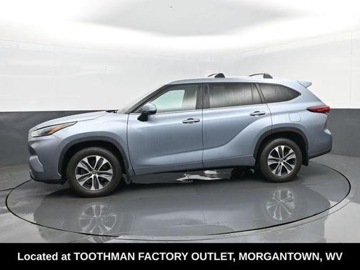 Moon Dust 2023 Toyota Highlander XLE