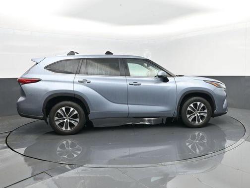 Moon Dust 2023 Toyota Highlander XLE