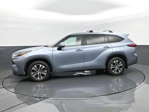 Moon Dust 2023 Toyota Highlander XLE