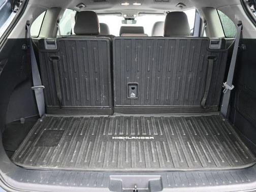 Moon Dust 2023 Toyota Highlander XLE