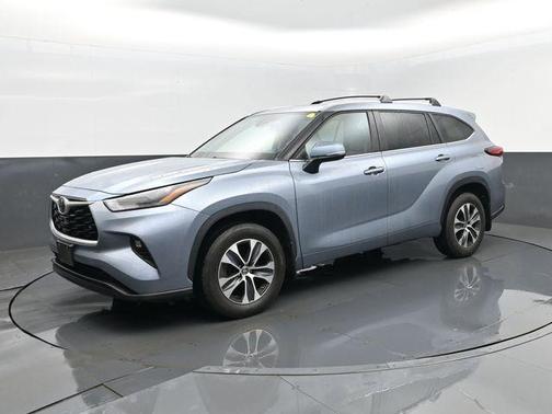 Moon Dust 2023 Toyota Highlander XLE