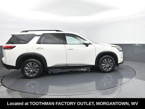 Glacier White 2025 Nissan Pathfinder SV