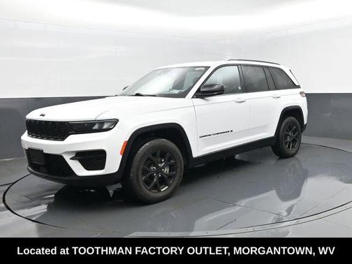 Bright White Clearcoat 2025 Jeep Grand Cherokee Laredo