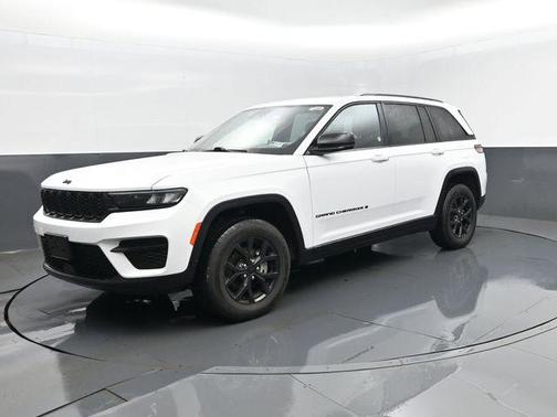 Bright White Clearcoat 2025 Jeep Grand Cherokee Laredo