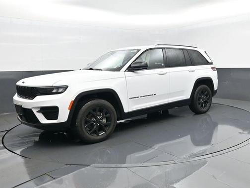 Bright White Clearcoat 2025 Jeep Grand Cherokee Laredo