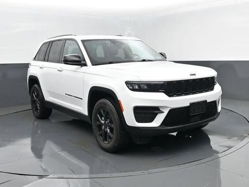 Bright White Clearcoat 2025 Jeep Grand Cherokee Laredo