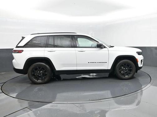 Bright White Clearcoat 2025 Jeep Grand Cherokee Laredo