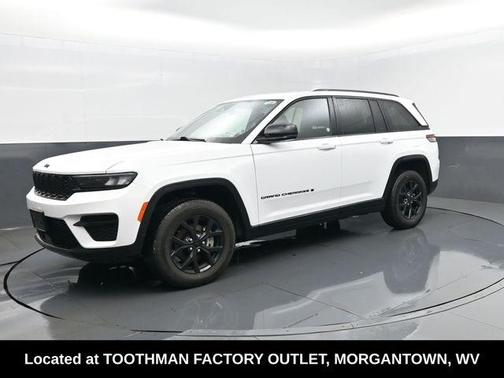 Bright White Clearcoat 2025 Jeep Grand Cherokee Laredo