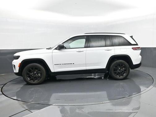 Bright White Clearcoat 2025 Jeep Grand Cherokee Laredo