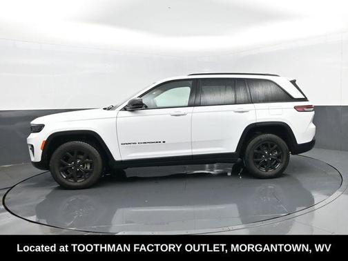 Bright White Clearcoat 2025 Jeep Grand Cherokee Laredo