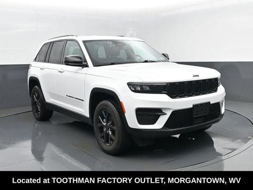 Bright White Clearcoat 2025 Jeep Grand Cherokee Laredo