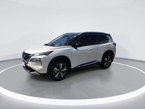 Pearl White Tricoat/Super Black 2022 Nissan Rogue Platinum