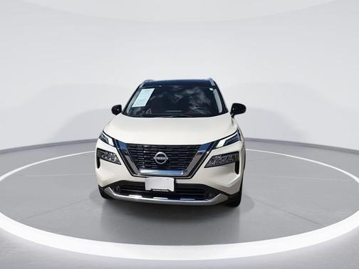 Pearl White Tricoat/Super Black 2022 Nissan Rogue Platinum