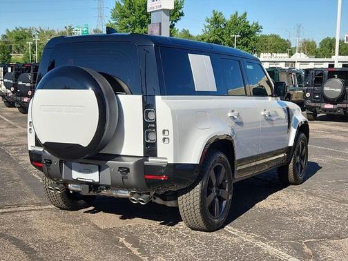 2025 Land Rover Defender 110 V8
