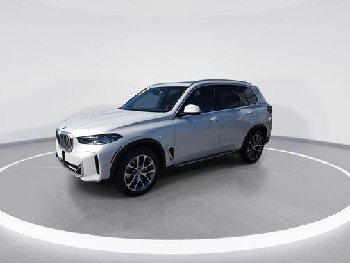 Mineral White Metallic 2024 BMW X5 xDrive40i