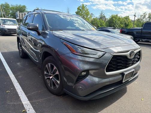 Magnetic Gray Metallic 2021 Toyota Highlander XLE
