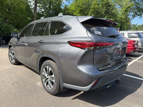 Magnetic Gray Metallic 2021 Toyota Highlander XLE