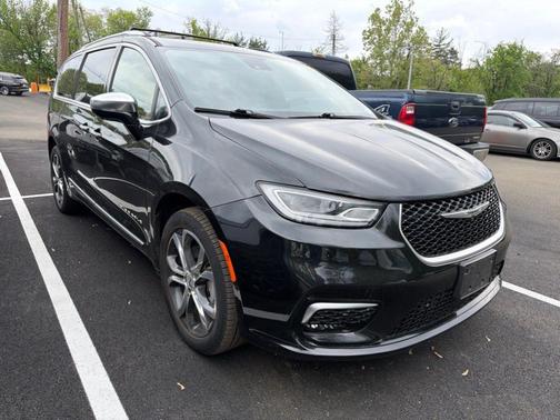 Brilliant Black Crystal Pearlcoat 2022 Chrysler Pacifica Pinnacle