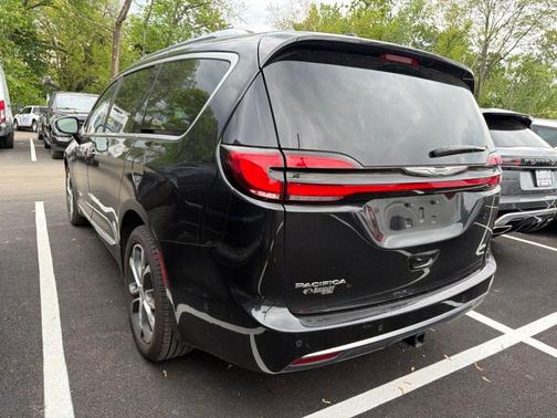 Brilliant Black Crystal Pearlcoat 2022 Chrysler Pacifica Pinnacle