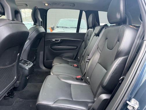 2020 Volvo XC90 T5 Momentum 7 Passenger