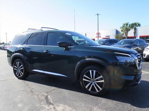 2023 Nissan Pathfinder Platinum