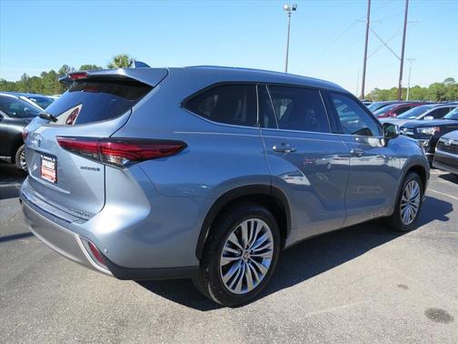 2022 Toyota Highlander Hybrid Platinum